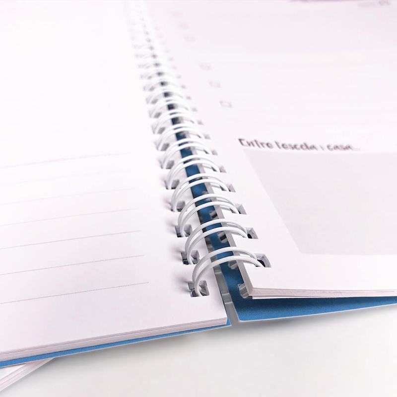 Agenda anillada abierta en página de notas