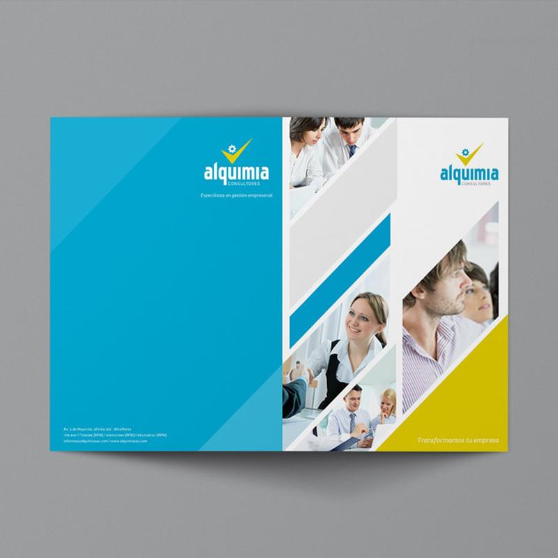 Carpeta abierta con ficha de presentación