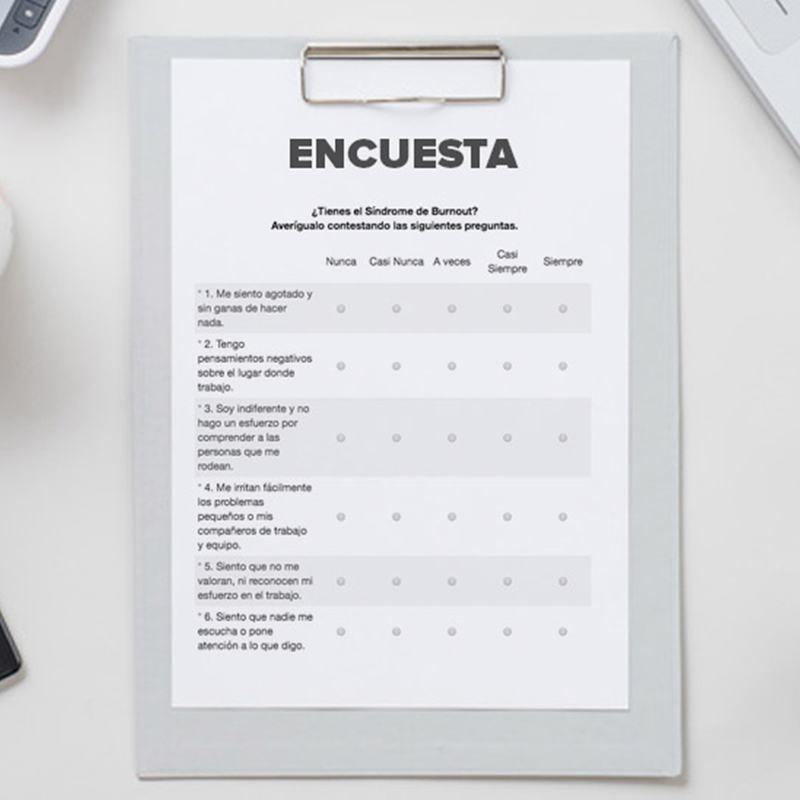 Encuesta con escala de respuestas en un portapapeles