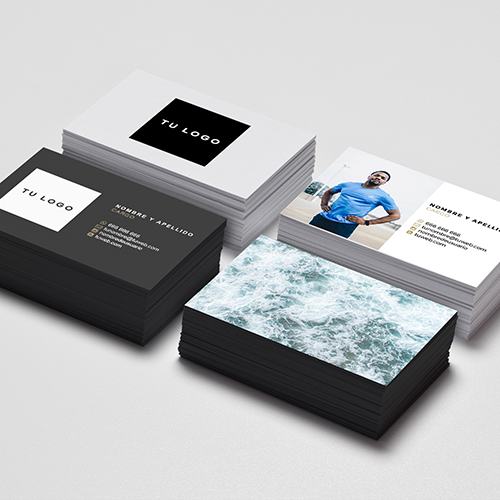 Tarjetas de visita apiladas, con logo y fotografía
